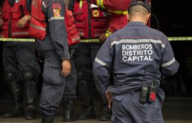 Bomberos forestales controlan incendio de vegetación en Coche