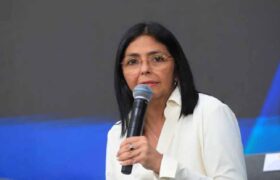 Presidenta (E) Delcy Rodríguez honra la memoria de Jorge Antonio Rodríguez