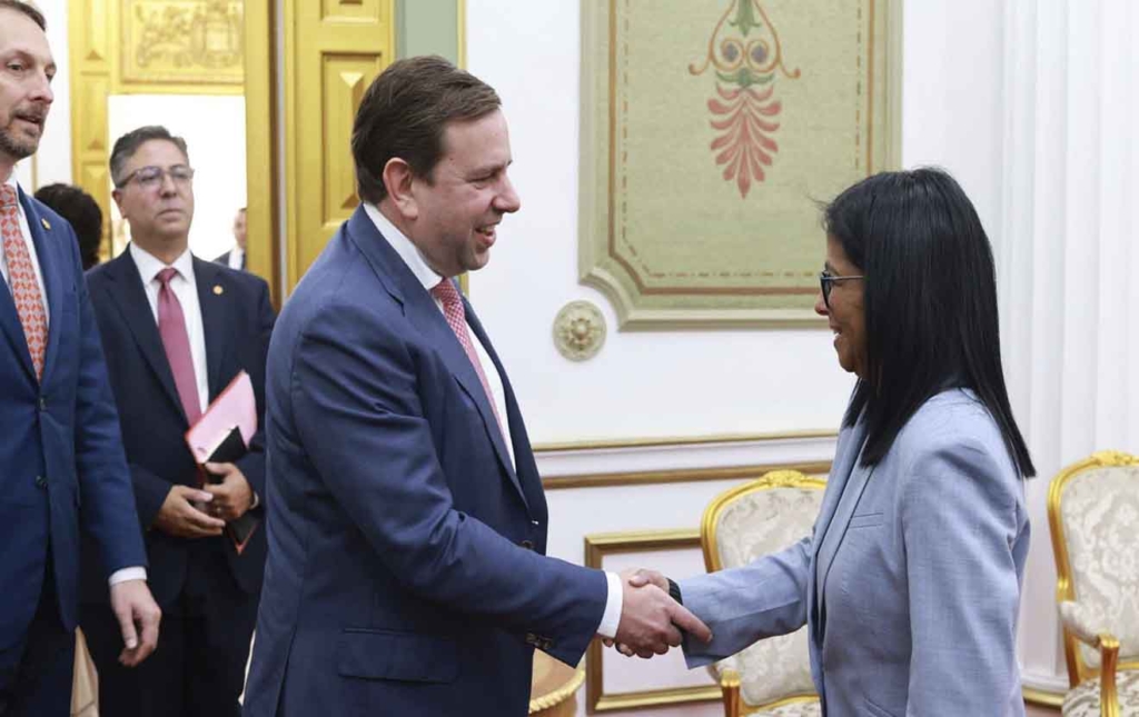 Delcy Rodríguez y directivos de Shell evaluaron proyectos gasíferos en Miraflores