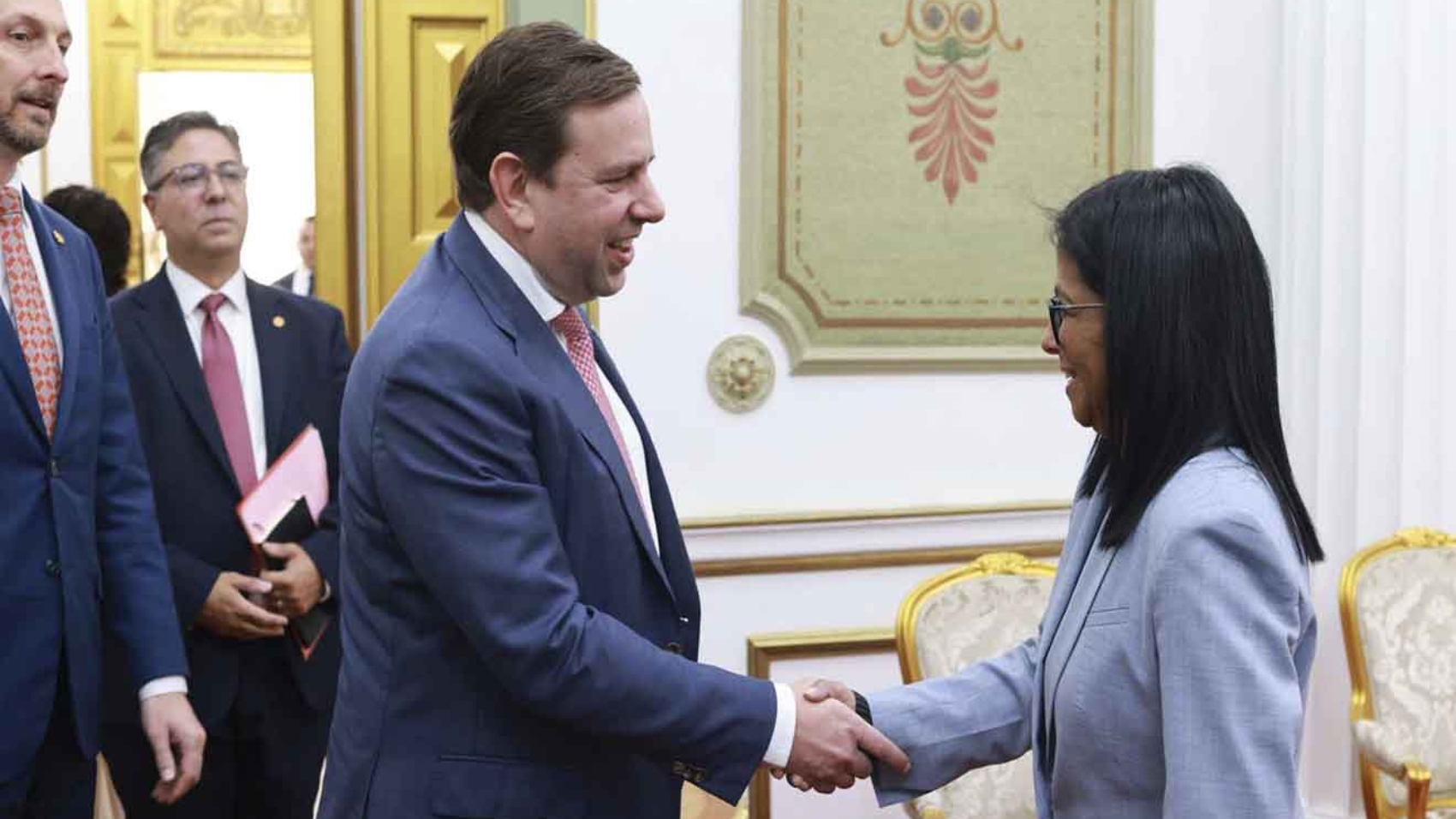 Delcy Rodríguez y directivos de Shell evaluaron proyectos gasíferos en Miraflores