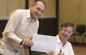 Petro firma solicitud para convocar Asamblea Nacional Constituyente en Colombia