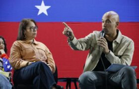 Héctor Rodríguez alerta: «Los poderosos buscan una sociedad dirigida por algoritmos»