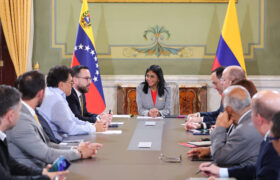 Presidenta (E) Delcy Rodríguez recibe en el Palacio de Miraflores a delegación de la República de Colombia