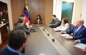 Presidenta (E) Delcy Rodríguez se reúne con representantes de Repsol para consolidar el Motor Hidrocarburos
