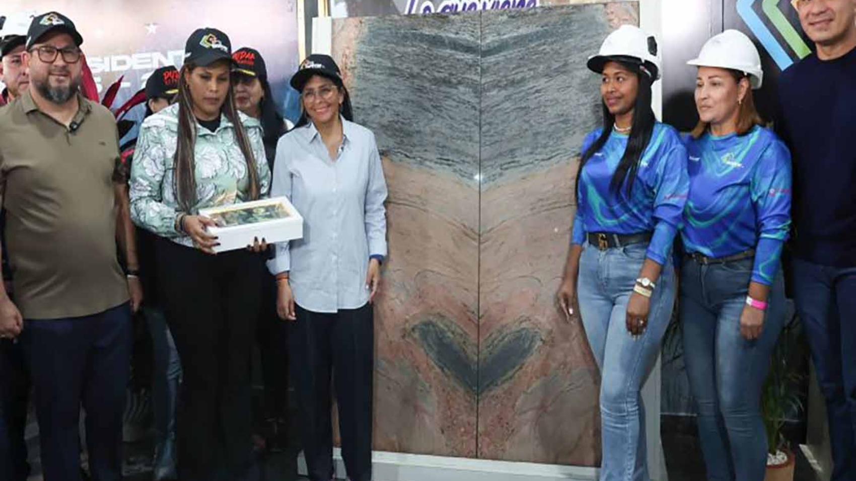 Presidenta Encargada constató producción de empresa estratégica Granitos Bolívar