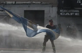 Policía de Argentina reprime manifestaciones contra la reforma laboral