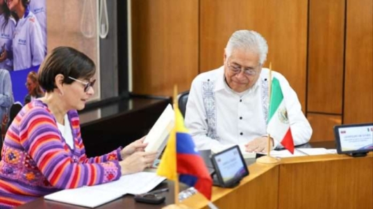 gabriela-jimenez-y-embajador-de-mexico-en-venezuela-696x464