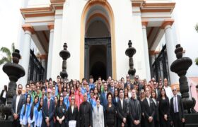 Ministra Jiménez y científicos nacionales realizaron una ofrenda floral al Dr. Humberto Fernández Morán