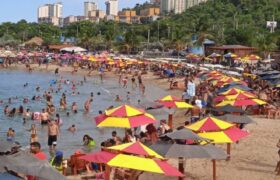 Vacacionistas felices con las playas de La Guaira en esta temporada de Carnaval 2026