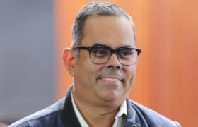 Designan al ministro Juan Ramírez como padrino de las Comunas urbanas y del campo