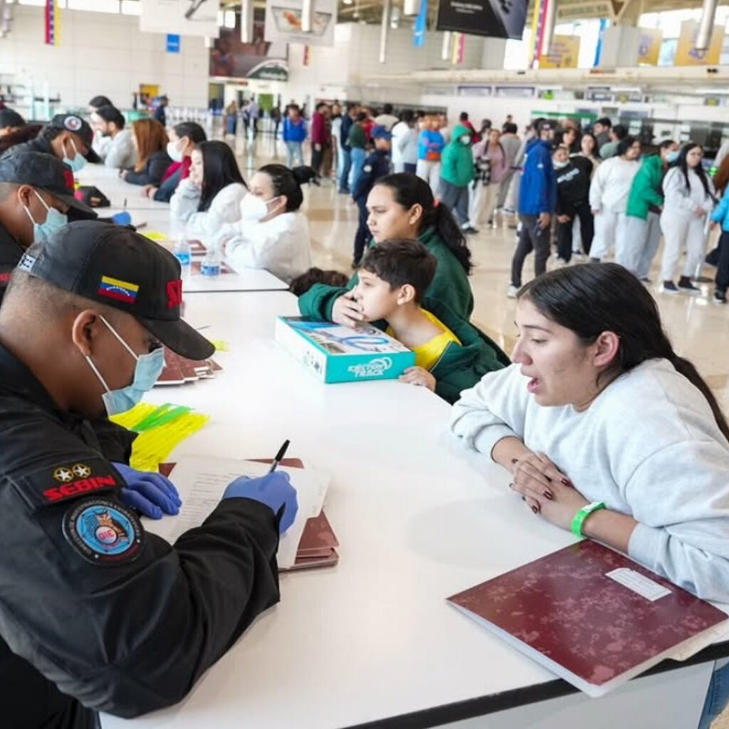 Venezuela recibe a 311 connacionales repatriados desde Estados Unidos