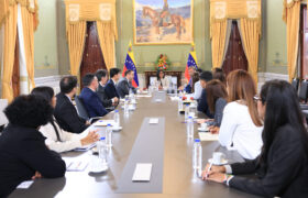 Presidenta (E) Delcy Rodríguez se reúne en Miraflores con misión diplomática que representará a Venezuela en EE.UU
