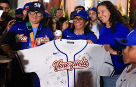 Presidenta (E) Delcy Rodríguez recibe en Caracas la Copa del Clásico Mundial de Béisbol 2026