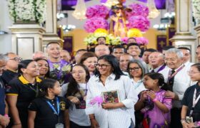 Presidenta (E) Delcy Rodríguez visita Basílica de Santa Teresa previo a la procesión del Nazareno