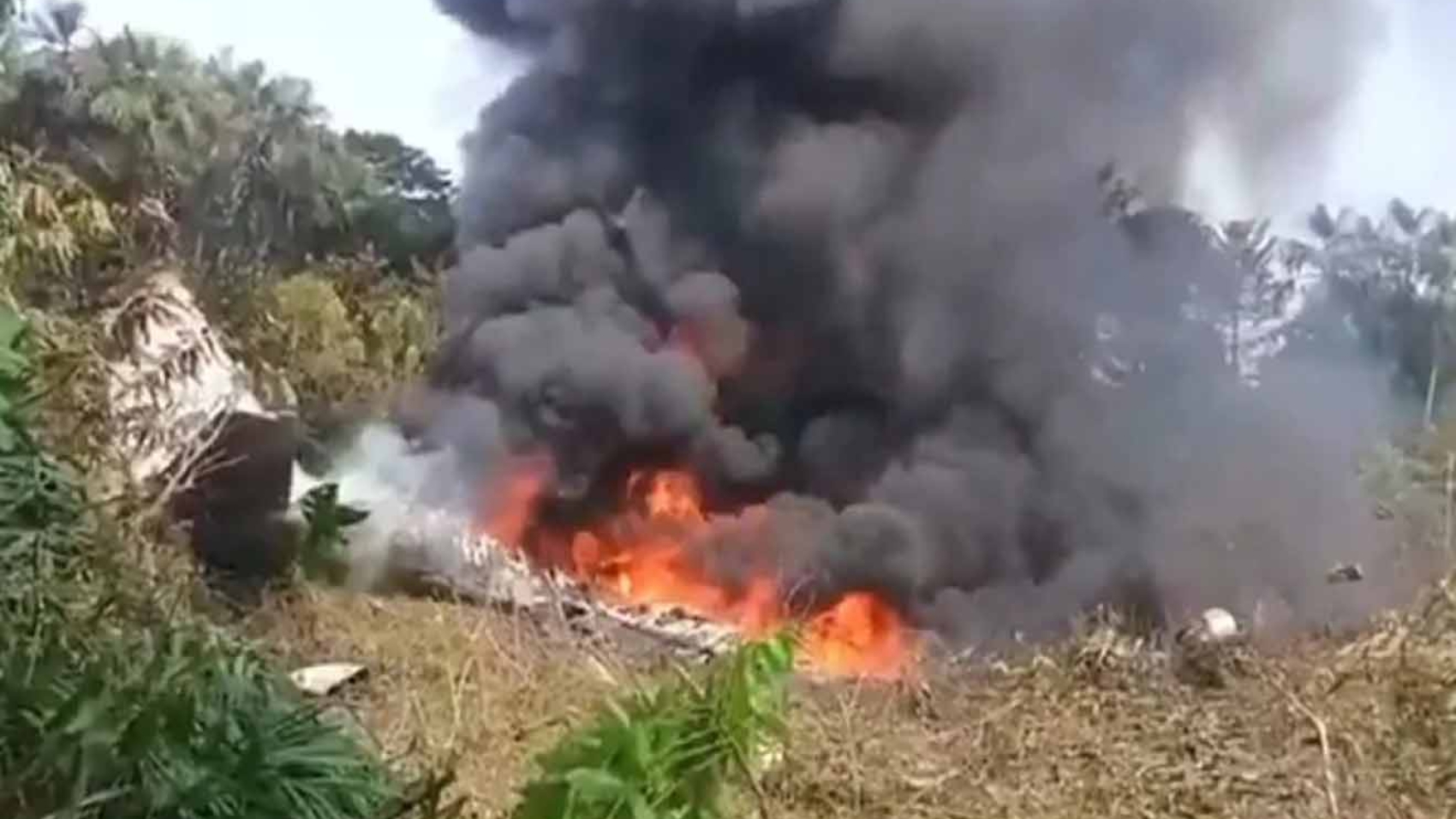 90 fallecidos dejó accidente de avión de la Fuerza Aérea