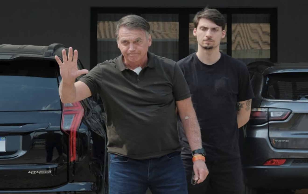 Bolsonaro sale del hospital y regresa a casa para continuar su condena domiciliaria