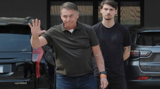 Bolsonaro sale del hospital y regresa a casa para continuar su condena domiciliaria
