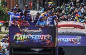 Trofeo del Clásico Mundial de Béisbol recorrió las calles de Cumaná