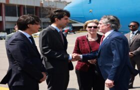 Secretario de Interior de EE.UU. arriba a Venezuela para reunirse con la Presidenta (E) Delcy Rodríguez