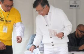 Presidente Petro ejerce derecho al voto y reitera críticas al software electoral