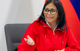 Mandataria (E) Delcy Rodríguez exhorta a los venezolanos a avanzar en los espacios de diálogo para la felicidad social