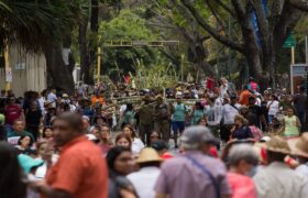 Palmeros de Chacao realizan histórica bajada del Waraira Repano