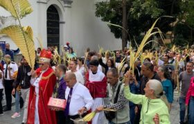 Fieles acompañan la bendición de los ramos en la Catedral de Caracas