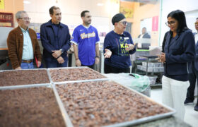 Presidenta (E) Delcy Rodríguez visitó instalaciones de la chocolatería artesanal «Cakawa»