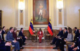 Presidenta encargada Delcy Rodríguez recibió en Miraflores al Secretario de Interior de EEUU