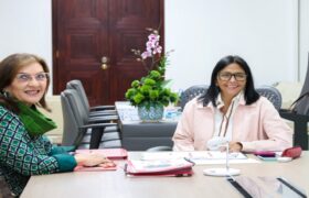Presidenta (E) Delcy Rodríguez sostiene reunión estratégica con Ministra del Transporte