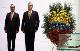 Venezuela y Rusia conmemoran 81 años de relaciones diplomáticas con ofrenda a Bolívar