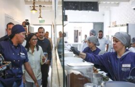 Presidenta encargada Delcy Rodríguez visitó emprendimiento «Ceviche Verano» en Sarría