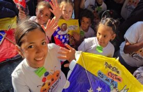 Festival del Papagayo 2026 llena de color y tradición el cielo caraqueño