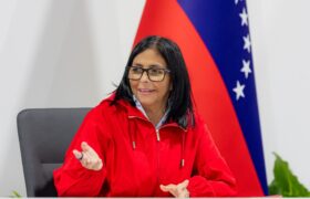 Presidenta (E) Delcy Rodríguez dirige reunión con el Gabinete Educativo