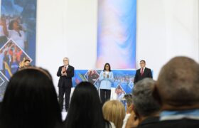 Presidenta (E) Delcy Rodríguez acompaña al pueblo evangélico en una oración por Venezuela