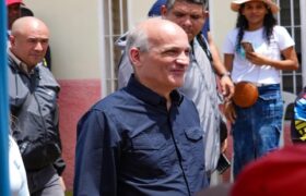 Menéndez: Pueblo venezolano hace políticas públicas al votar en la Consulta Popular