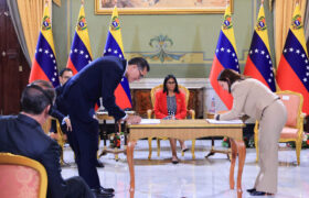 Presidenta (E) Delcy Rodríguez recibe a delegación de EE.UU y firma nuevos acuerdos de cooperación energética
