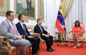 Presidenta (E) Delcy Rodríguez recibe en Miraflores a John Barrett, nuevo encargado de negocios de EE.UU