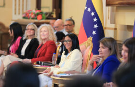 Presidenta (E) Delcy Rodríguez recibe en Miraflores a mujeres de diversos sectores políticos por la paz y la convivencia democrática