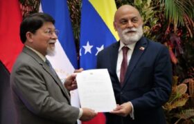 Embajador de Venezuela presenta Copias de Estilo en Nicaragua