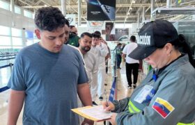 Vuelo 135° de Vuelta a la Patria retorna a 151 venezolanos a su hogar