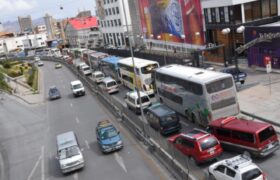 Escasez, “gasolina basura” y opacidad agravan crisis de combustibles en Bolivia