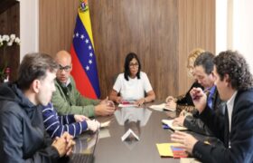 Presidenta (E) Delcy Rodríguez revisa el plan nacional del sector educación