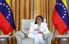 Presidenta (E) Delcy Rodríguez arriba al país tras exitosa agenda de cooperación en Barbados