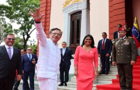 Presidenta (E) Delcy Rodríguez recibe a su homólogo colombiano Gustavo Petro en Miraflores