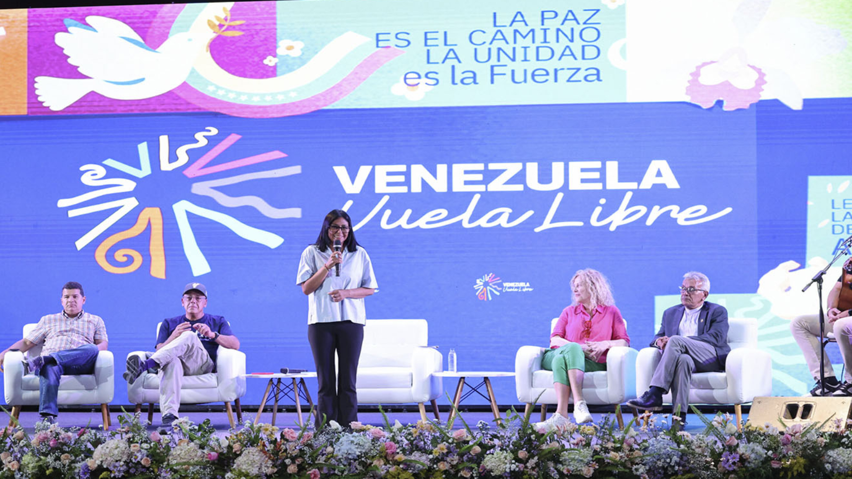 Delcy Rodríguez se reunió con integrantes de la sociedad civil