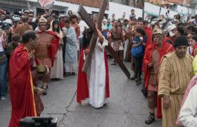 Miles de feligreses acompañan Viacrucis viviente escenificado en calles de Petare