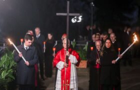 Papa León XIV encabezó su primer Viacrucis y ritos del Viernes Santo