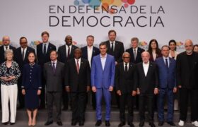 Pedro Sánchez insta a líderes progresistas a blindar la democracia con hechos