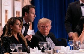 Agentes de seguridad evacúan a Donald Trump y a Melania de la Cena de Corresponsales de la Casa Blanca